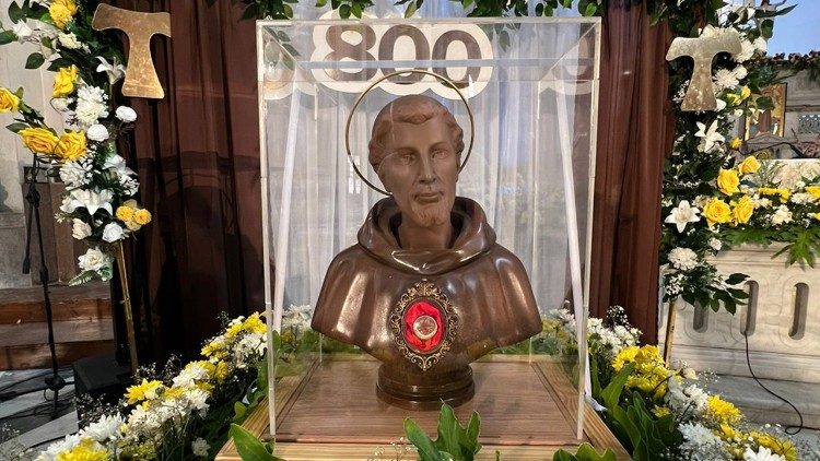 The reliquary, holding a fragment of Saint Francis' tunic