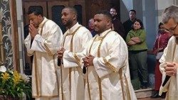 Os três novos futuros padres capuchinhos. 