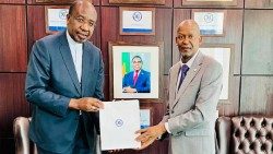 Dom José Manuel Imbamba com o Secretário Executivo da SADC Elia Magosi