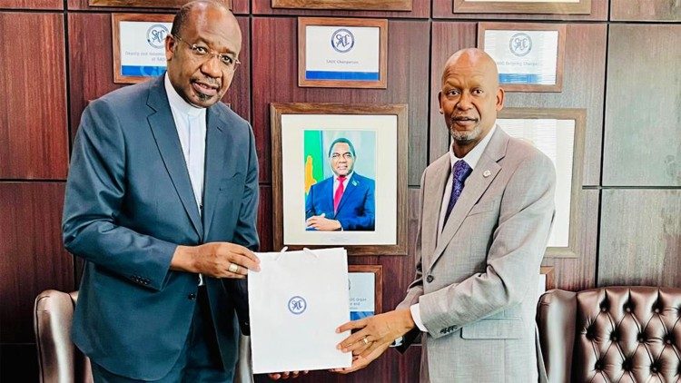 Dom José Manuel Imbamba com o Secretário Executivo da SADC Elia Magosi