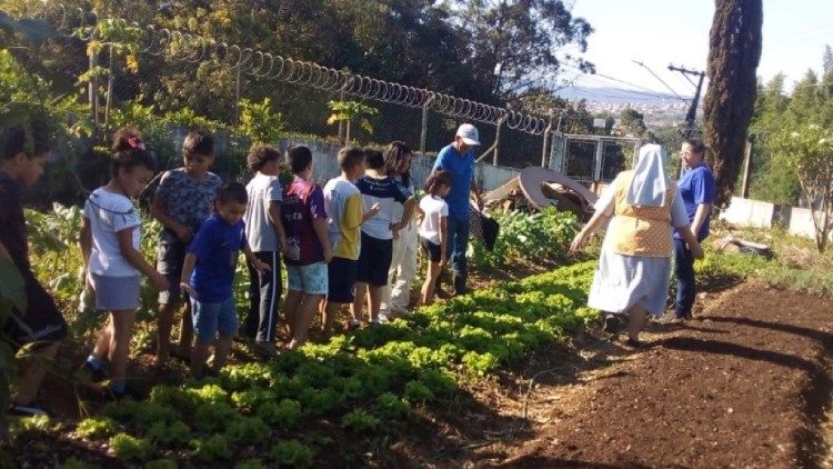 Sestry voršilky Svaté rodiny s dětmi v sociálním centru v Brazílii