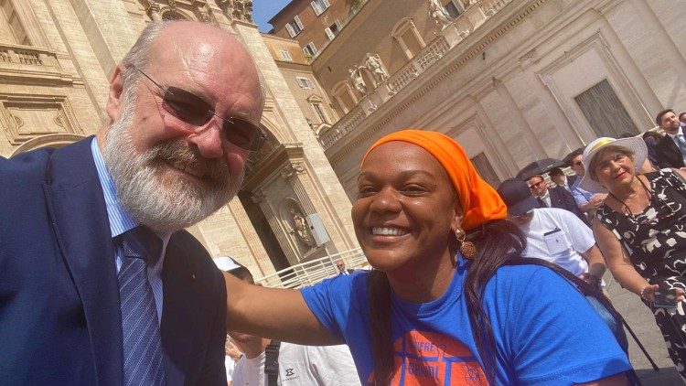 Brasileira Josemare de Cristo Reis na audiência geral desta quarta-feira (29/05), na Praça São Pedro (Vatican Media)