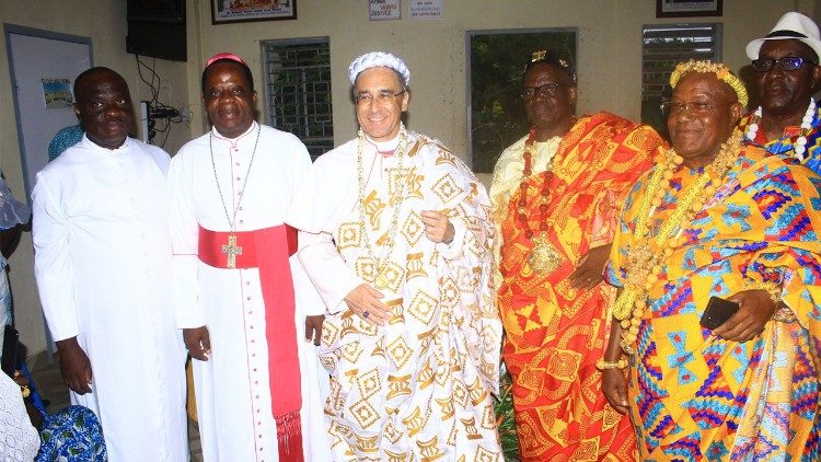 Mgr Rueda Beltz en tenue traditionnelle avec le Mgr Touably Youlo et des autorités coutumières