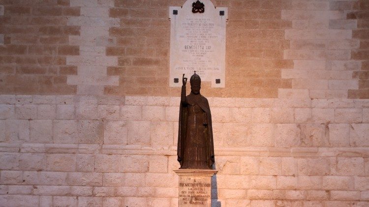 Estatua del Papa Benedicto XIII