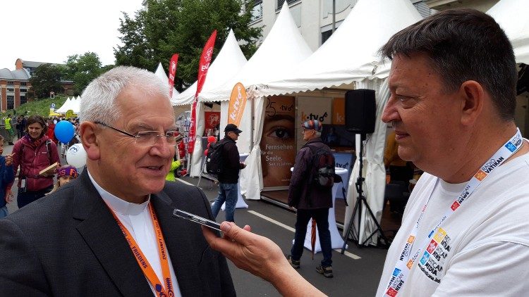 Bischof Timmerevers bei einem Interview mit Radio Vatikan beim Erfurter Katholikentag 2024