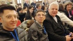 O capelão e os dois presos em audiência com o Papa