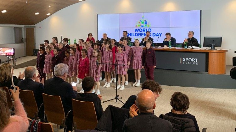 Apresentação do coral Antoniano canta o hino da JMC composto pelo padre Marco Frisina