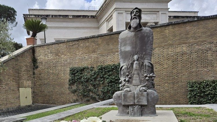 Վատիկանի պարտէզներուն մէջ զետեղուած Սուրբ Գրիգոր Նարեկացիին արձանը