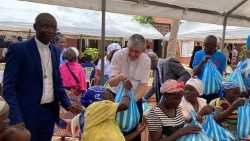 Dom Giovanni Gaspari, Núncio apostólico na Coreia e Mongólia, com um grupo de fiéis em Angola