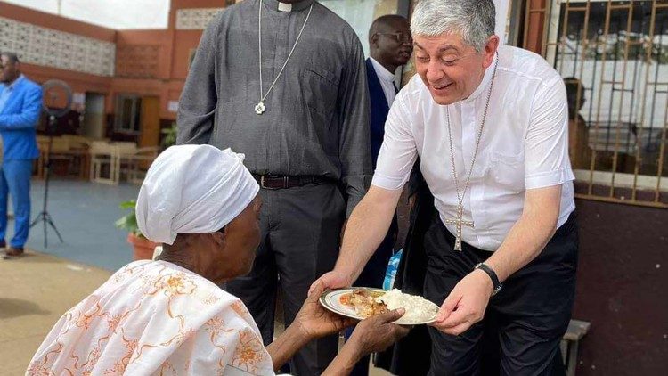 Dom Giovanni Gaspari durante actividades pastorais em Angola