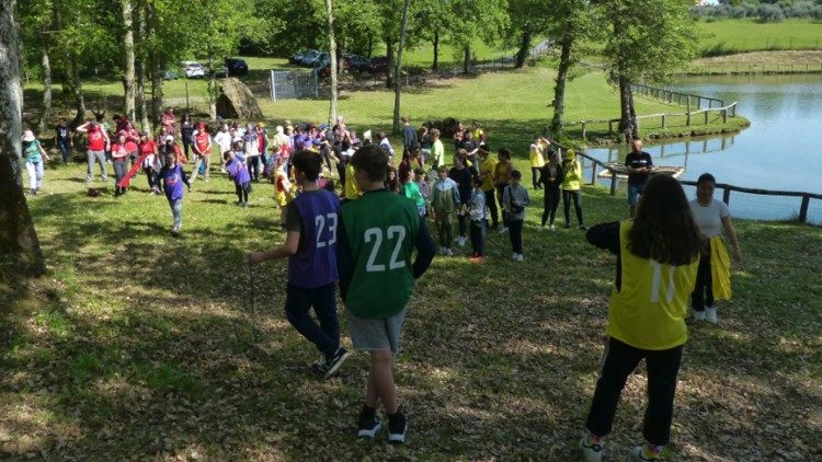 Ragazze e ragazzi impegnati in un'attività sportiva (foto d'archivio)
