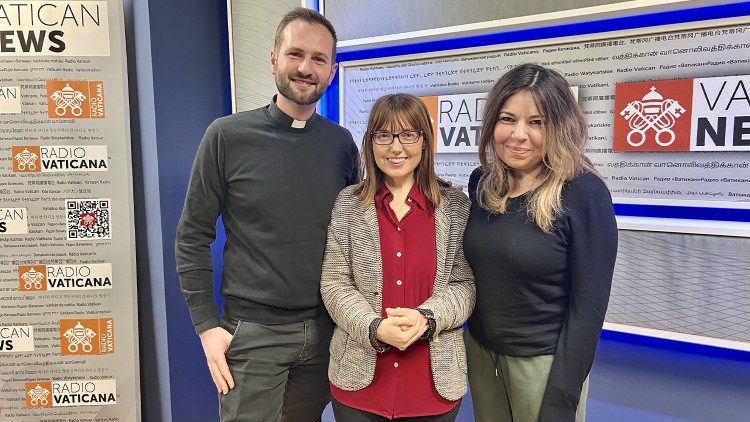 Con don Antonio Allegritti e, a destra, Debora Diodati, ospiti a "La Finestra del Papa"