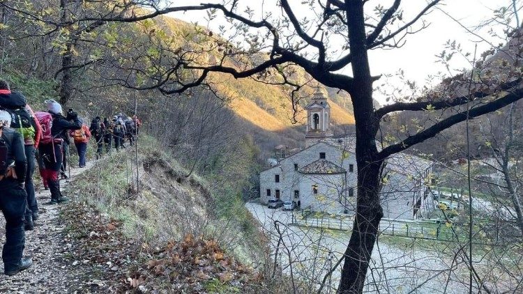 Uno dei passaggi più suggestivi del Cammino dei cappuccini, nelle Marche, da Fossombrone ad Ascoli Piceno
