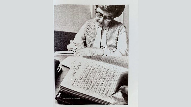 Chiara Lubich ritratta in un momento della sua giornata dedicato alla scrittura