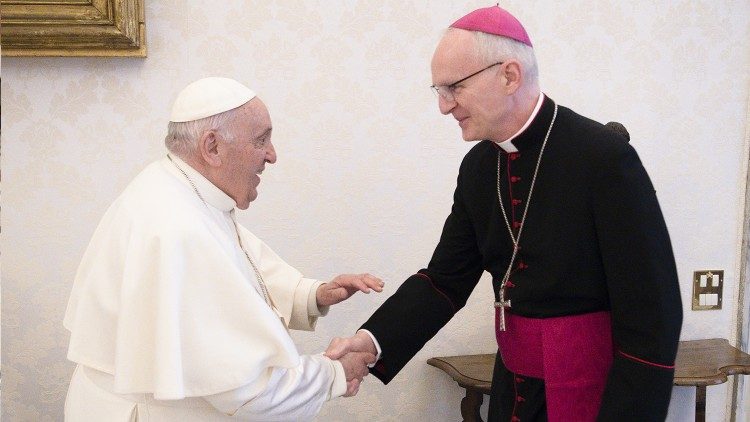 Mons. Petar Rajic wird von Papst Franziskus in Empfang genommen.