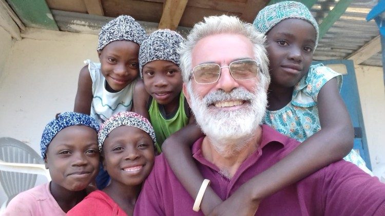 2024.03.11 padre Massimo Miraglio con alcuni suoi giovani parrocchiani