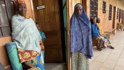 Các phụ nữ tại bệnh viện của các nữ tu Dòng Thánh Jeanne Antide Thouret ở Ngaoundal, Camerun