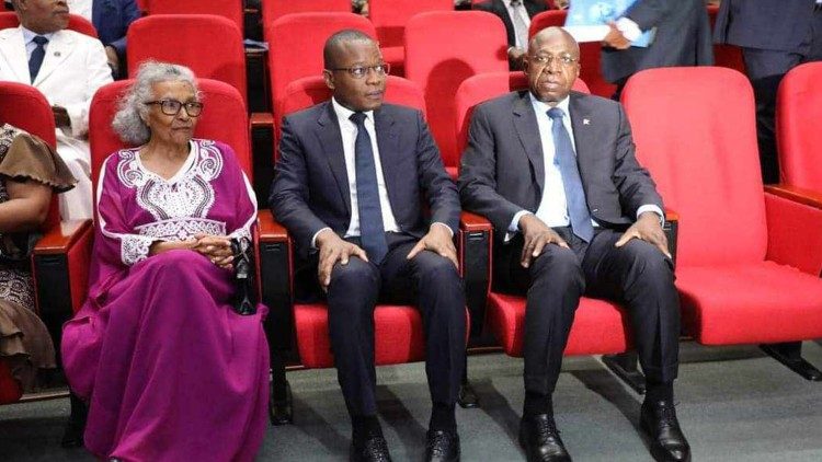 Ana Maria Cabral e os Ministros Adão de Almeida e Teté António (Luanda, Angola)