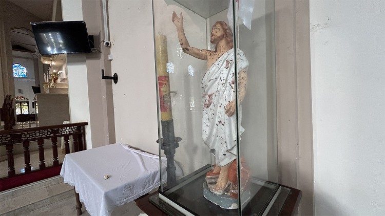 La statua colpita dagli attacchi di Pasqua nella chiesa di San Sebastiano, a Negombo