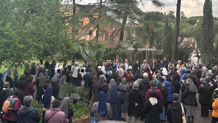 Via Crucis "Martiri della Terra" nel Giardino Laudato Si’ delle Suore della Carità di Santa Giovanna Antida Thouret a Roma