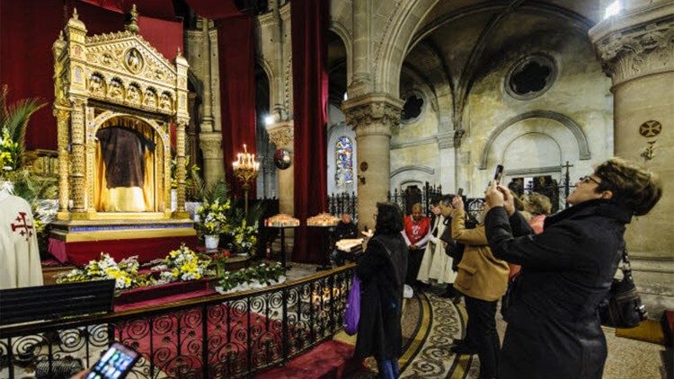 Le reliquaire où se trouve la Sainte Tunique dans la basilique Saint-Denys d'Argenteuil.