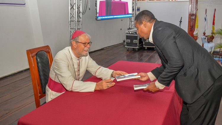 Dom Claudio Dalla Zuanna no lançamento do livro sobre Dom Sebastião Soares de Resende