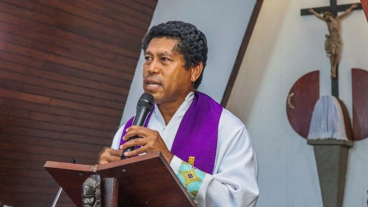 Padre Yohanes Hayong, Verbita, Director espiritual dos jovens na Beira