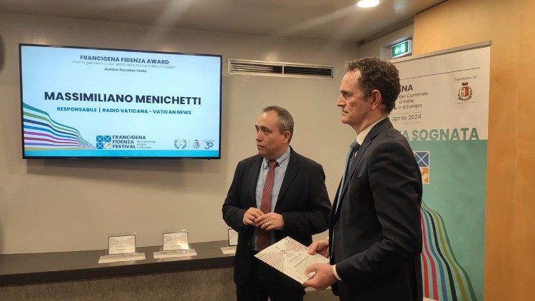 Il sindaco di Fidenza, Andrea Massari, premia Radio Vaticana - Vatican News