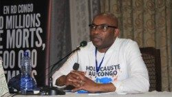 Charles Onana, politologue, journaliste et essayiste camerounais, auteur de «L'holocauste au Congo. L’omerta de la Communauté internationale»; au cours d'une conférence à l'Université Loyola du Congo (ULC), à Kimwenza-Kinshasa, le 17 mars 2024.