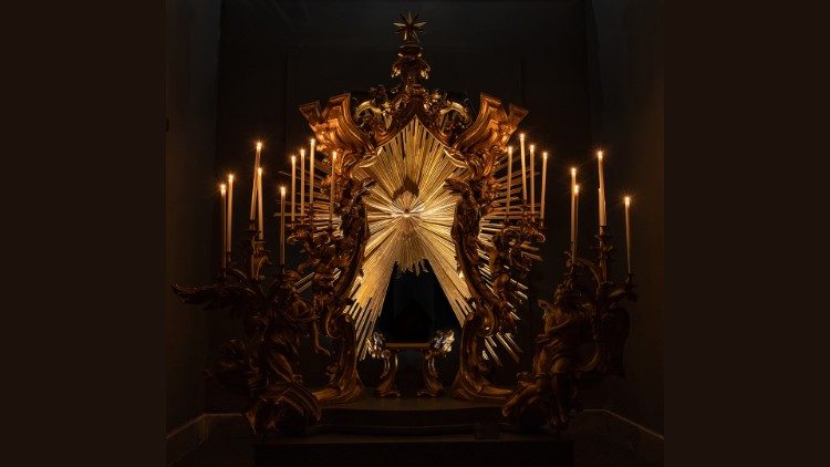 La Macchina delle Quarantore con las velas encendidas