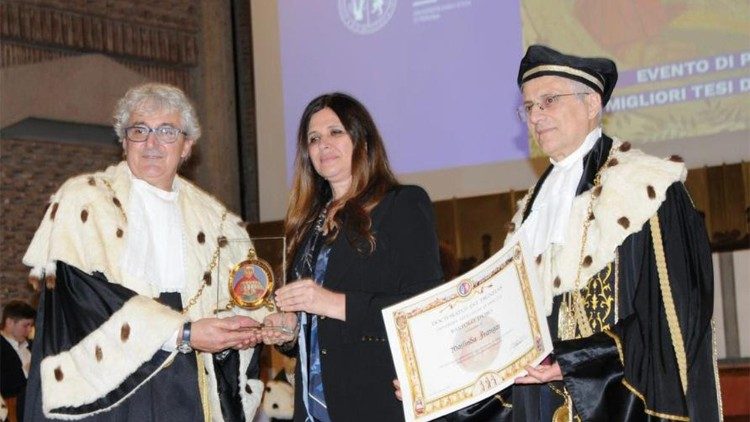 Ambasadorja e Shqipërisë në Selinë e Shenjtë, Majlinda Frangaj, ndërsa merr çmimin "Bartolo d'oro" në Peruxha të Italisë