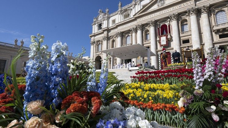 Em foto de arquivo, a decoração da Praça São Pedro durante a Semana Santa