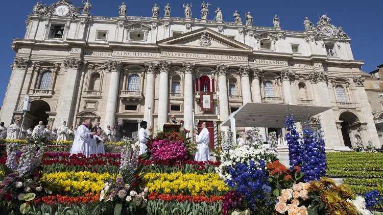 Adornos florales en la Plaza de San Pedro durante la Semana Santa 2023. 