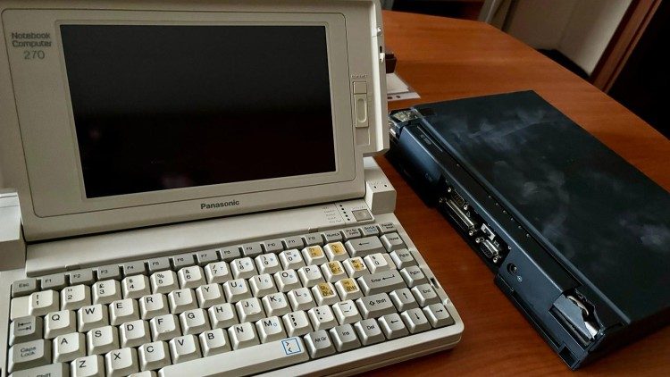 Laptop Jana Pawła II. Zdjęcia wykonane w Ośrodku Dokumentacji i Studium Pontyfikatu Jana Pawła II w Rzymie (fot. M. Stojowska / KUL) 