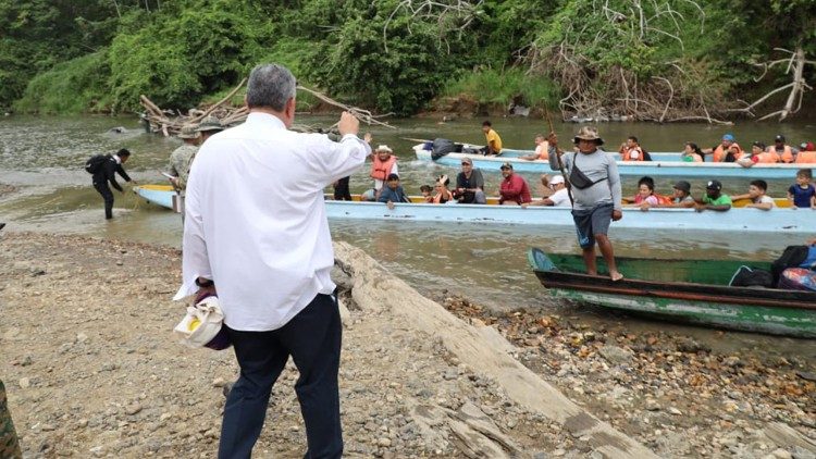 Mons. Ulloa Mendieta en el momento en que llegaba otro grupo de migrantes