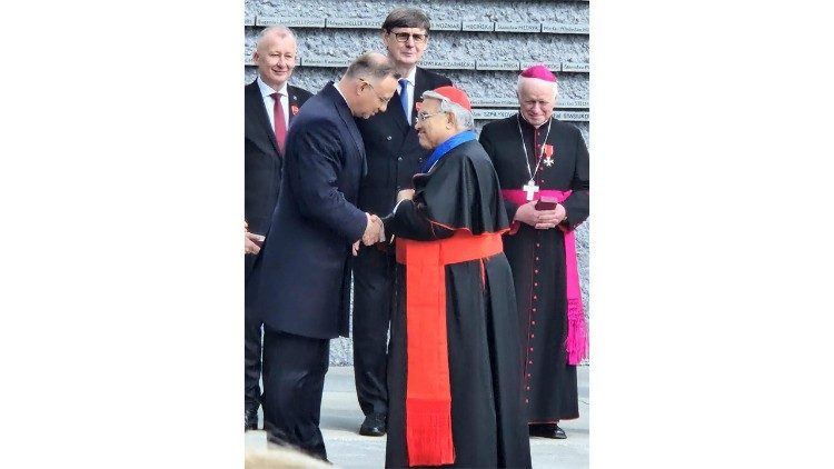 Kard. Semeraro otrzymuje odznaczenie od Prezydenta Polski Andrzeja Dudy