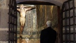 Në lutje përpara Krishtit në kryq