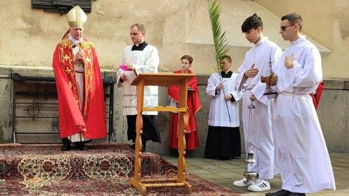 Abp Mokrzycki: Wielki Tydzień czasem duchowej refleksji i modlitwy o pokój 