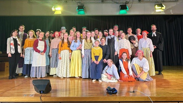 Die Gruppe „KISI - God’s Singing Kids“ mit dem Priester Konrad Bestle und Religionslehrerin Nataliya Karfut (links) sowie Pastor Michael Jonas (rechts)