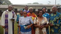Sacerdote e fiéis da Igreja Católica no Gabão