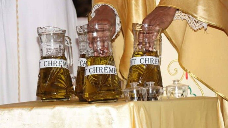 Bénédictions des huiles saintes lors de la messe chrismale en Côte d'Ivoire.