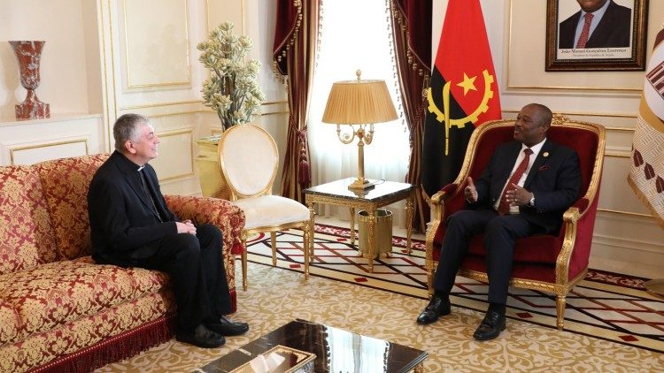 Dom Gaspari con 1º vice-presidente da Assembleia Nacional, Américo Cuononoca