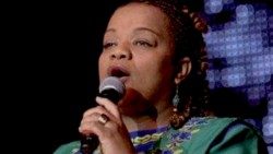 A cantora lírica angolana, Té Macedo