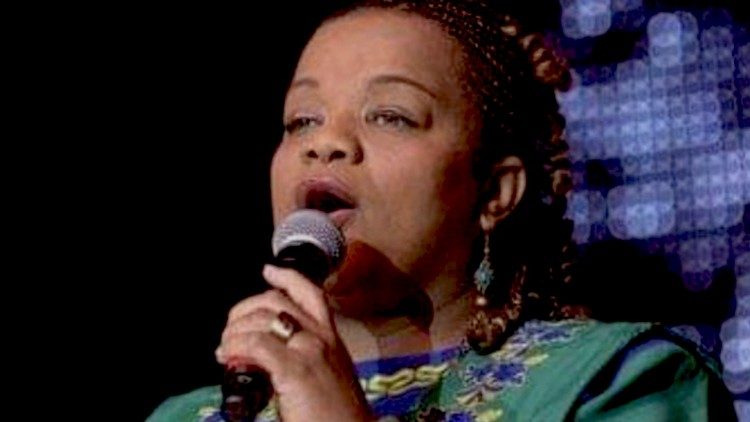 A cantora lírica angolana, Té Macedo