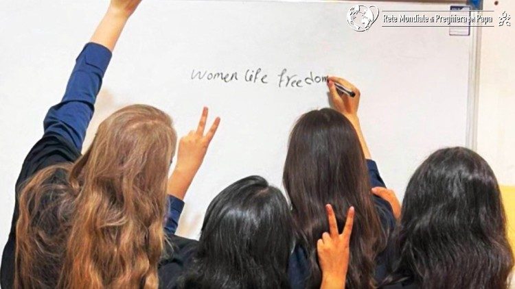 Un'immagine tratta dal "Video del Papa" con l'intenzione di preghiera per aprile 2024: "Per il ruolo delle donne"