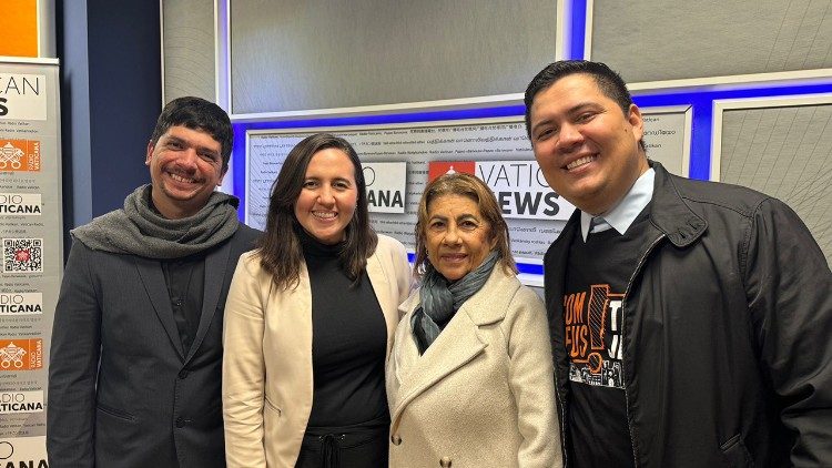 A delegação brasileira que encontrou o Papa Francisco nesta quarta-feira (27)