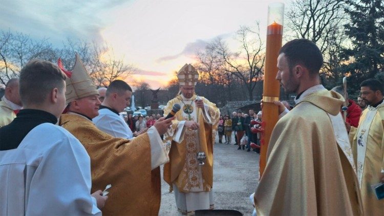 Арцыбіскуп Кульбокас падчас цэлебрацыі Пасхальнай вігіліі