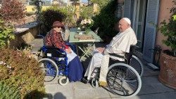 El Papa Francisco durante su visita a casa de Emma Bonino, 5 de noviembre (foto © Emma Bonino - X)