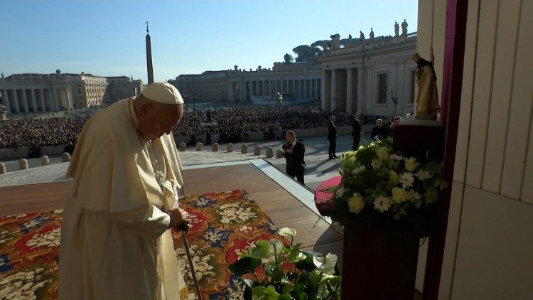 Papst Franziskus im Gebet vor der Muttergottesstatue aus Valencia