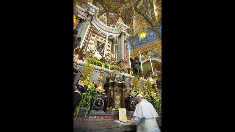 Papa Francesco in preghiera di fronte al quadro della Madonna del Rosario a Pompei, 21 marzo 2015. 
